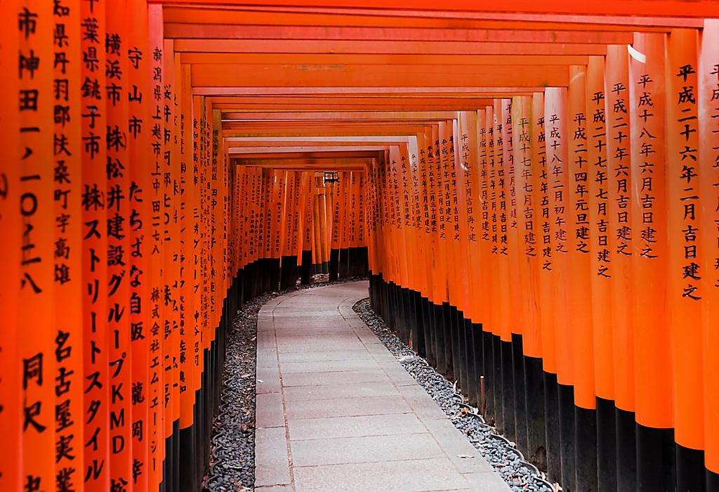 京都，日本橘色小道