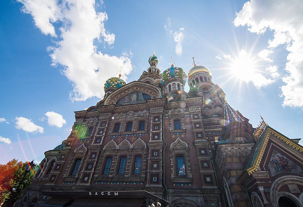 Russisk bygning med tradisjonell kuppel i St. Petersburg