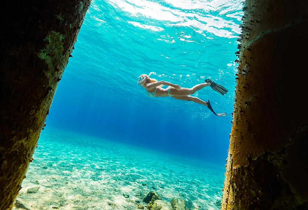 Ragazza che fa snorkeling a Cozumel, Messico