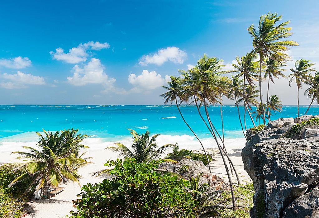 Schöner weißer Sand und türkisfarbenes Wasser am Bottom Bay Beach, Barbados