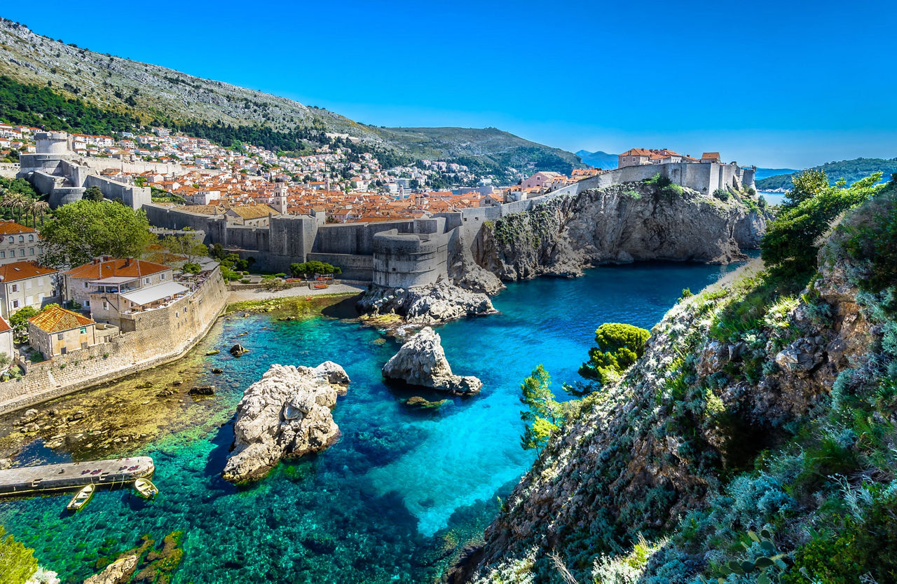 Hrvatska - Page 3 Dubrovnik-cityscape-walls-and-coastline