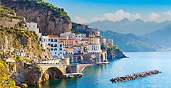 Vacker kuststad i Medelhavet