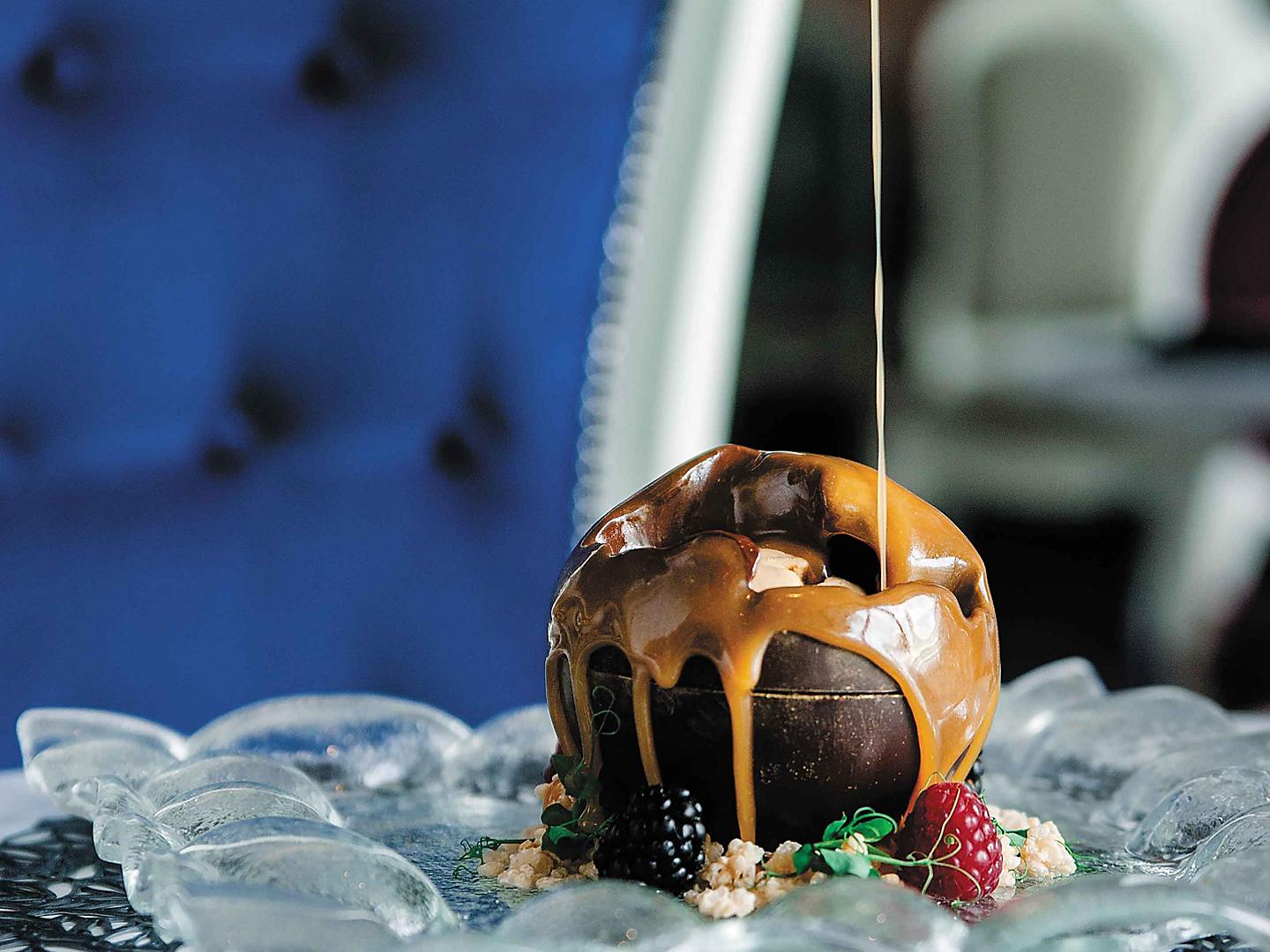 Postre de chocolates del mundo rociado con caramelo de Wonderland Cuisine