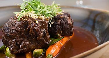 Braised short ribs with vegetables 