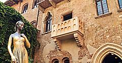 Bronze statue of Juliet and balcony by Juliet house, Verona, Italy. Casa di Giulietta is nothing more than a romantic fantasy. Romeo and Juliet never lived in Verona, Italy. Architecture of Italy.