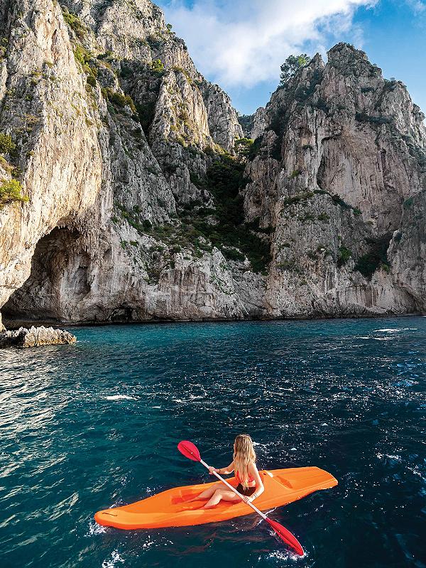 Niña en kayak en aguas italianas