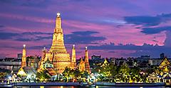 Watching the sunset behind War Arun, the Temple of Dawn. Bangkok. Thailand.
