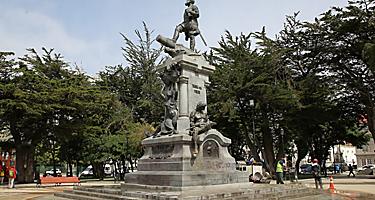 This is the Monument tp Hernando Magallanes in the square Muñoz Gamero 