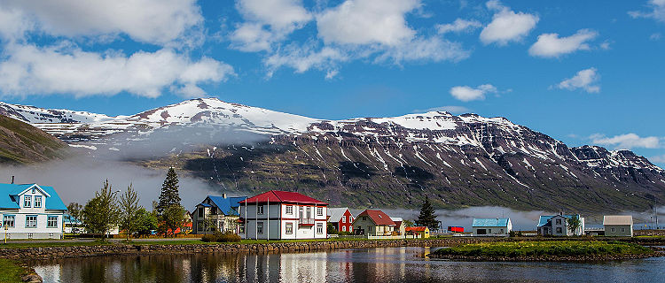 seydisfjordur iceland coastal homes scenic landscape